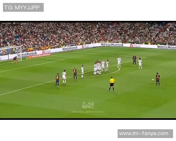 梅西怒斥裁判任意球争议现场频繁摆球与手势互动引发热议