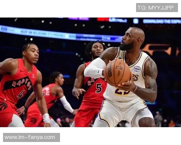 詹姆斯神之瞪激活艾顿三分群发威助力球队逆转胜利